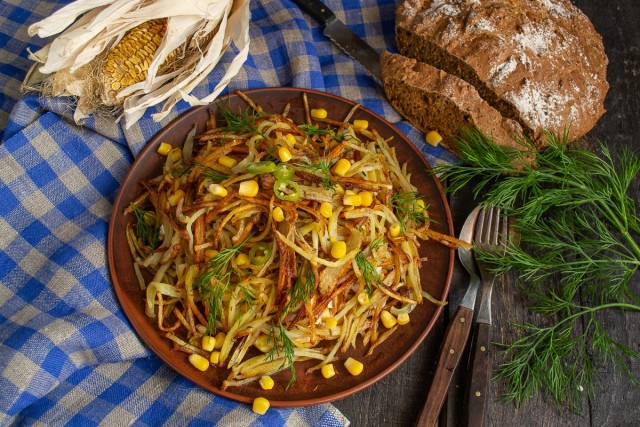 Оригинальный салат «Муравейник» с колбасой и кукурузой Оригинальный салат «Муравейник» с колбасой и кукурузой