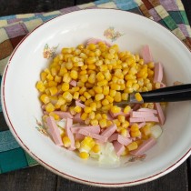 Добавляем консервированную кукурузу Добавляем консервированную кукурузу