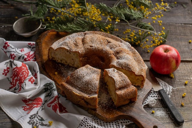 Постная шарлотка с яблоками и корицей на растительных сливках Постная шарлотка с яблоками и корицей на растительных сливках