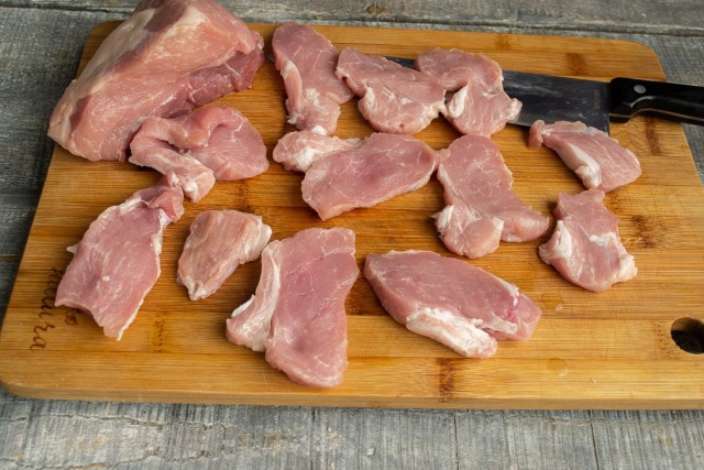Нарезаем мясо небольшими ломтиками Нарезаем мясо небольшими ломтиками