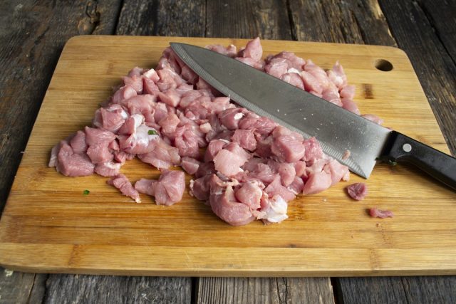 Режем куски свинины небольшими кубиками Режем куски свинины небольшими кубиками