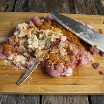 К мясу и салу добавляем специи К мясу и салу добавляем специи