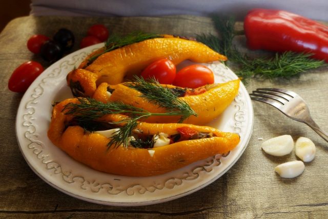 Сочный перец, фаршированный грибами и сыром Фета Перец, фаршированный грибами и сыром фета