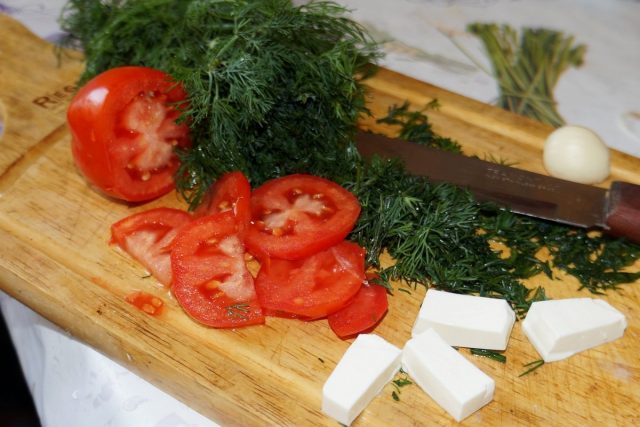 Нарежьте зелень, томаты, чеснок и сыр небольшими кусочками Нарежьте зелень, томаты, чеснок и сыр небольшими кусочками
