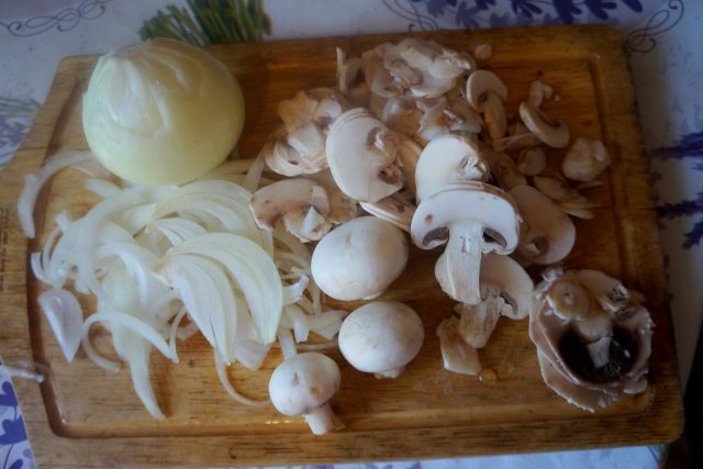 Нашинкуйте лук полукольцами и порежьте шампиньоны небольшими кусочками Нашинкуйте лук полукольцами и порежьте шампиньоны небольшими кусочками