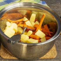 Кладём картофель и морковку в кастрюлю, наливаем 1.5-2 литра кипятка, доводим до кипения Кладём картофель и морковку в кастрюлю, наливаем 1.5-2 литра кипятка, доводим до кипения