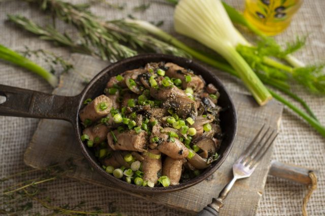 Ароматные куриные колбаски в соусе с грибами и баклажанами Ароматные куриные колбаски в соусе с грибами и баклажанами