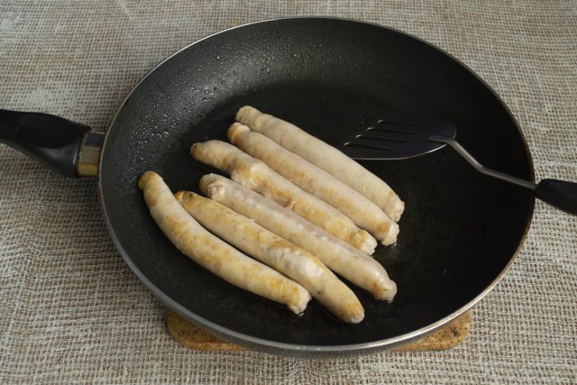 Обжариваем куриные колбаски Обжариваем куриные колбаски