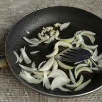 Кладём в сковородку чеснок, затем добавляем лук Кладём в сковородку чеснок, затем добавляем лук