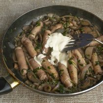 Наливаем густые сливки, солим и перчим по вкусу. Нарезаем колбаски Наливаем густые сливки, солим и перчим по вкусу. Нарезаем колбаски