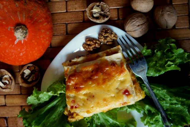 Вегетарианская лазанья с тыквой и грецкими орехами готова Вегетарианская лазанья с тыквой и грецкими орехами готова