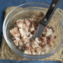 Филе сельди режем мелкими кубиками Филе сельди режем мелкими кубиками