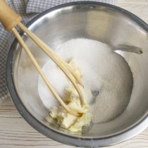 Взбиваем размягченное сливочное масло с сахарным песком Взбиваем размягченное сливочное масло с сахарным песком