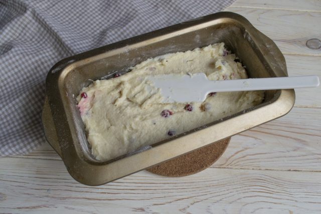 Форму для кекса смазываем сливочным маслом, посыпаем мукой, выкладываем тесто Форму для кекса смазываем сливочным маслом, посыпаем мукой, выкладываем тесто