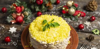 Новогодний салат с курицей и ананасом