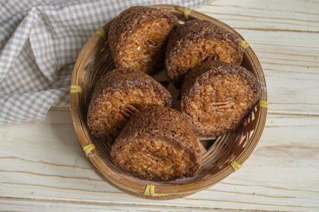Праздничные маффины с пеканом и тростниковым сахаром готовы Праздничные маффины с пеканом и тростниковым сахаром готовы