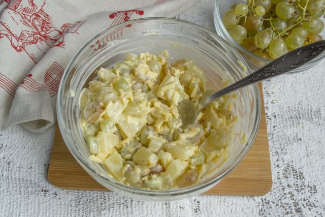 Тщательно перемешиваем ингредиенты, приправляем по вкусу Тщательно перемешиваем ингредиенты, приправляем по вкусу