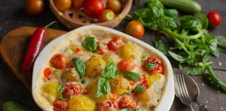 Аппетитная курица с картошкой в духовке под белым соусом