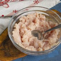 Пропускаем нарезанное мясо через мясорубку или рубим ножом Пропускаем нарезанное мясо через мясорубку или рубим ножом