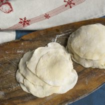 Раскатываем кусочки Раскатываем кусочки