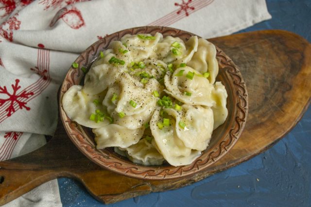Поливаем пельмени растопленным маслом, посыпаем луком и перчим Поливаем пельмени растопленным маслом, посыпаем луком и перчим