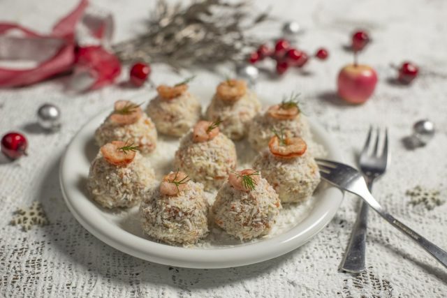 Закуска «Рафаэлло» из копченой курицы с грецкими орехами Закуска «Рафаэлло» из копченой курицы с грецкими орехами