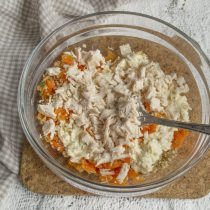 Добавляем измельченную курочку Добавляем измельченную курочку