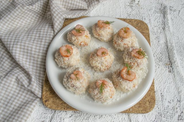 Закуска «Рафаэлло» из копченой курицы с грецкими орехами готова Закуска «Рафаэлло» из копченой курицы с грецкими орехами готова