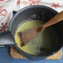 Обжариваем масло с мукой до золотистого цвета Обжариваем масло с мукой до золотистого цвета