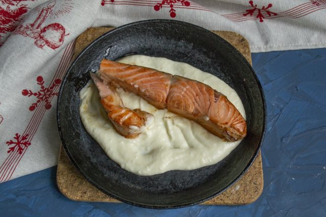 На соус аккуратно выкладываем обжаренное филе форели На соус аккуратно выкладываем обжаренное филе форели