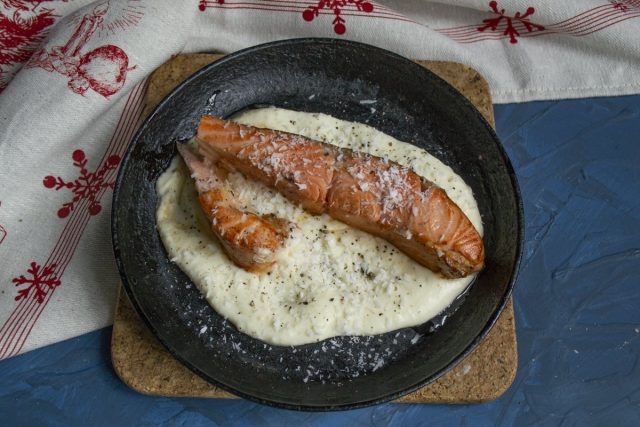 Посыпаем рыбу кокосовой стружкой и перцем, отправляем в духовку Посыпаем рыбу кокосовой стружкой и перцем, отправляем в духовку