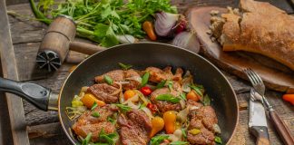 Пикантная жареная свинина с луком и черри