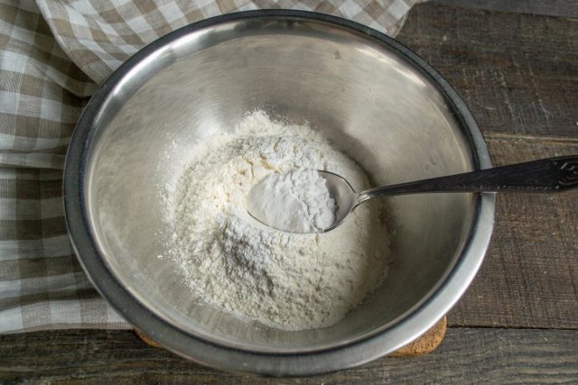 Насыпаем в глубокую миску пшеничную муку, добавляем картофельный крахмал Насыпаем в глубокую миску пшеничную муку, добавляем картофельный крахмал