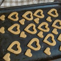 Малюсенькие сердечки кладём между большими печеньями Малюсенькие сердечки кладём между большими печеньями