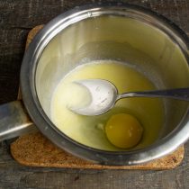 Разбиваем в кастрюлю свежее куриное яйцо Разбиваем в кастрюлю свежее куриное яйцо