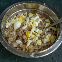 К мясу добавляем отваренные и мелко порубленные яйца, белый перец и кориандр, перемешиваем К мясу добавляем отваренные и мелко порубленные яйца, белый перец и кориандр, перемешиваем