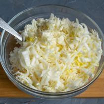Шинкуем листики пекинской капусты, посыпаем щепоткой соли, слегка разминаем руками и добавляем в салатницу Шинкуем листики пекинской капусты, посыпаем щепоткой соли, слегка разминаем руками и добавляем в салатницу