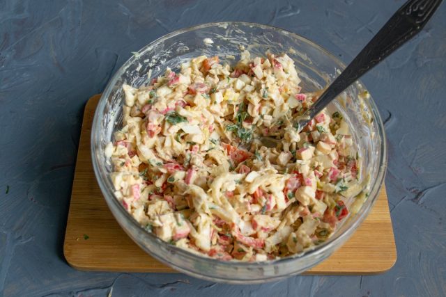 Перчим, тщательно перемешиваем, по вкусу солим Перчим, тщательно перемешиваем, по вкусу солим