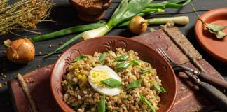 Вкусная гречневая каша с рубленными яйцами и луком   