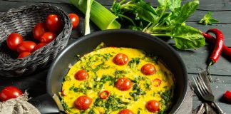 Вкусный омлет со шпинатом и помидорами для идеального завтрака