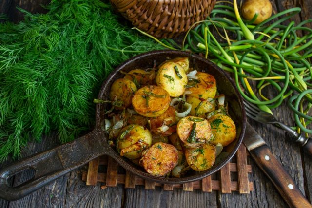 Молодая картошка, жаренная на сковороде с чесночными стрелками Молодая картошка, жаренная на сковороде с чесночными стрелками