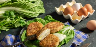 Нежные котлеты из куриных грудок с яйцом и кинзой
