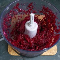 Измельчаем варёные корнеплоды Измельчаем варёные корнеплоды