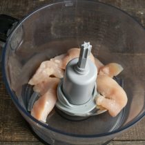 По очереди загружаем в чашу кухонного комбайна все ингредиенты По очереди загружаем в чашу кухонного комбайна все ингредиенты