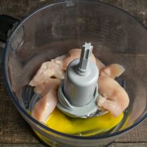 Разбиваем крупное куриное яйцо Разбиваем крупное куриное яйцо