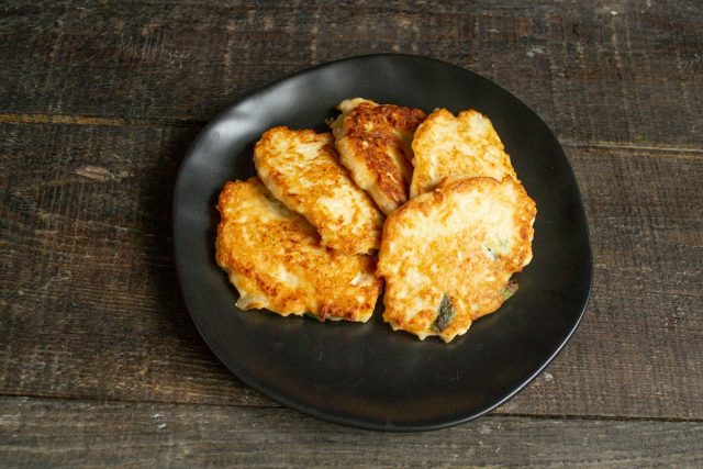 Картофельные драники с курицей готовы Картофельные драники с курицей готовы
