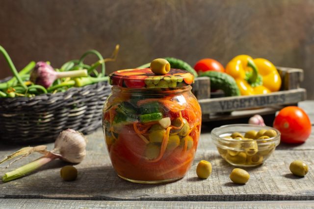 Вкусный салат из помидоров и огурцов с оливками на зиму Вкусный салат из помидоров и огурцов с оливками на зиму
