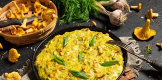 Ароматные лисички, жаренные со сметаной и луком