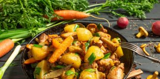 Ароматный картофель, тушенный с грибами и курицей