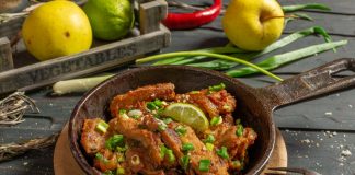 Пикантная свинина с яблоками на сковороде